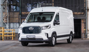 Weißer Lieferwagen der Marke Deliver 9 steht in einer Lagerhalle, mit modernem Design und klaren Linien.